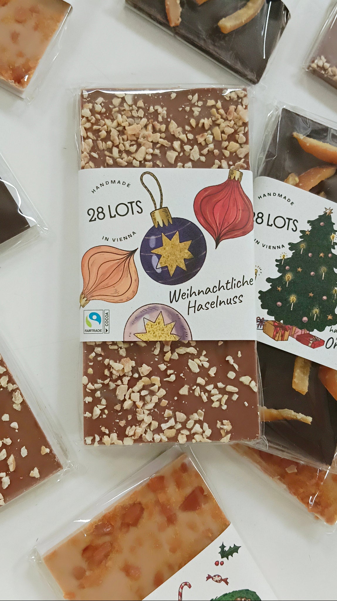 28LOTS, Weihnachtstafel Vollmilch mit Haselnuss, 85 g