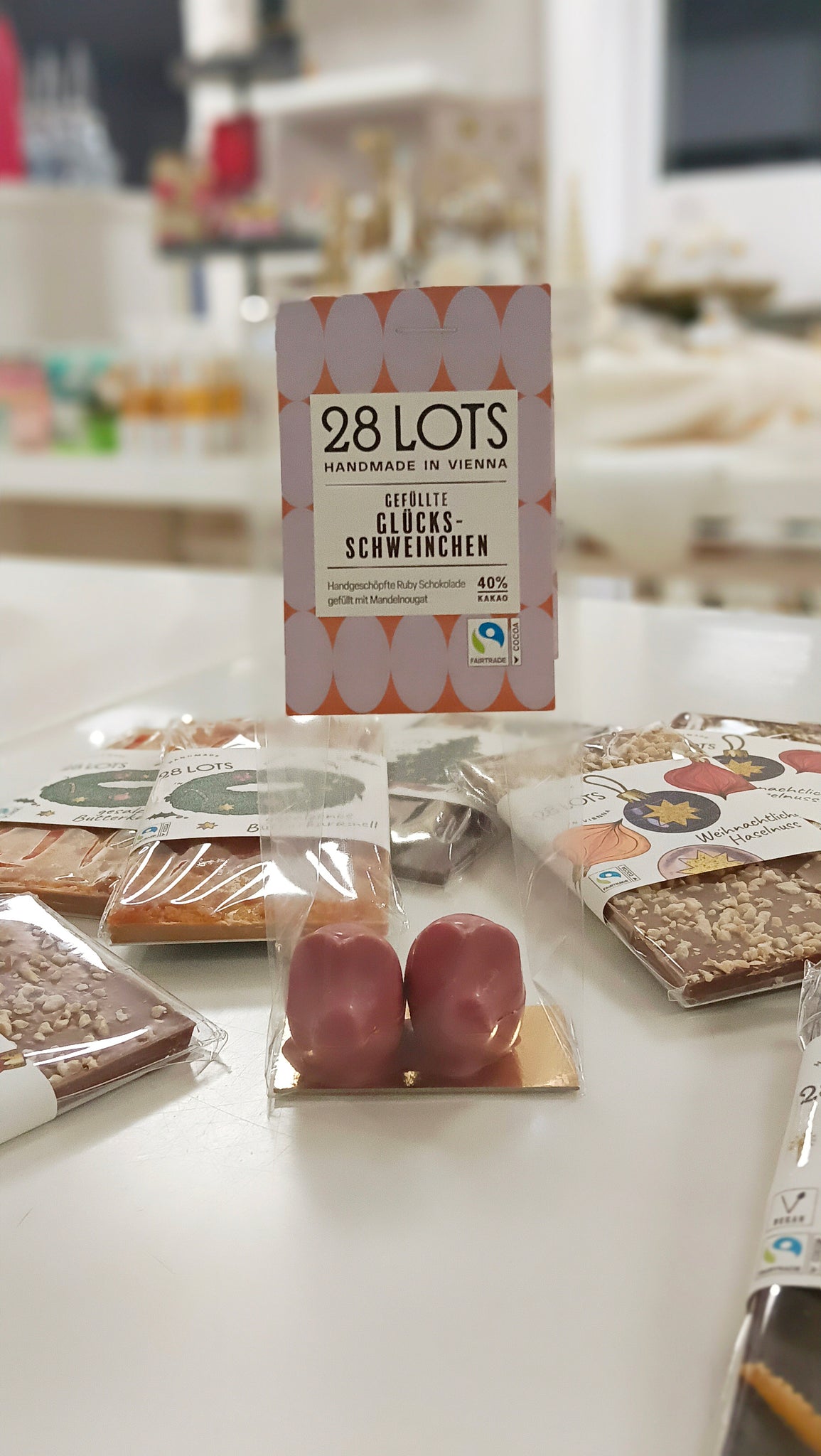 28LOTS, Glücksschweinchen Ruby mit Mandelnougat, 42 g