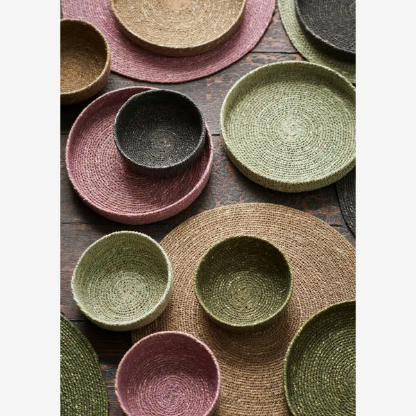 Madam Stoltz, Tabletts aus Seegras, verschiedene Farben